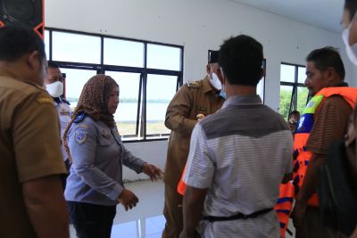 PJ. Bupati Labuhanbatu Serahkan Bantuan Tekhnis Alat Keamanan Angkutan Sungai Penyeberangan