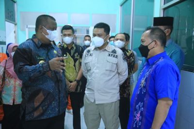 PJ. Bupati Labuhanbatu Serahkan Bantuan Tekhnis Alat Keamanan Angkutan Sungai Penyeberangan