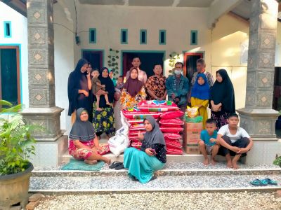 PKS PT PCR, Menyalurkan bantuan sembako kepada masyarakat di sekitaran Pabrik