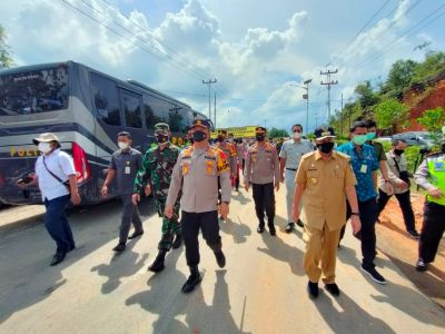 Pos Peniadaan Mudik, Gubri Didampinggi Kapolda Riau Tinjau Perbatasan Riau Wilayah Kampar
