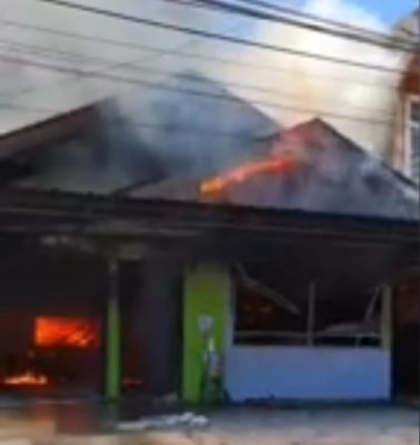 Rumah Makan Mandeh di Duri Hampir habis di Lalap Api