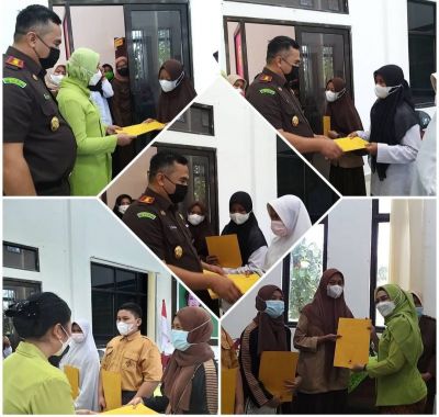 Selain Ziarah Ke TMP, Kejari kampar Berikan Beasiswa Kepada Anak Pegawai yang Berprestasi