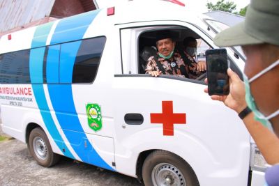 Serahkan Satu Unit Ambulance di Kampung Penyengat, Ini kata Bupati Alfedri