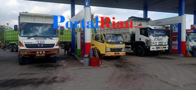 SPBU di Duri 13 diduga,Mengijinkan Dam Truk Roda 10 milik perusahaan  pengisian BBM Bio Solar