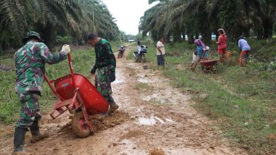 TNI Kodim 0303 Bengkalis Goro timbun Jalan di Desa Semunai