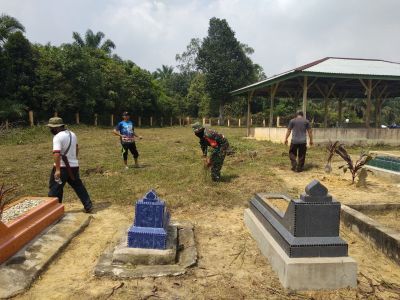 Tradisi Bersihkan Makam,Babinsa Koramil 09/Langgam Giat Bhakti Dukung Sukseskan TMMD Ke 110