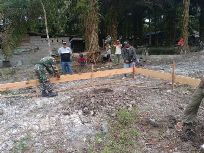 Turut Sukseskan TMMD Ke 110, Babinsa Koramil 09/Langgam semangat Bantu Bangun Pondasi Rumah Warga