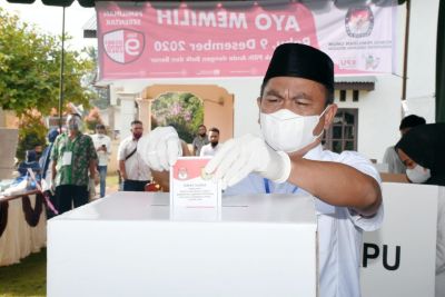 Wabup Sergai Gunakan Hak Suara di TPS 08 Dolok Manampang