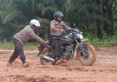 Walaupun Jalan Berlumpur, Jajaran Polsek Mandau Tetap Semangat Cooling System di  Desa