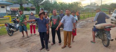 Warga Boncah Mahang Turun Ke Jalan, Kesal  jalan Rusak akibatkan Truk Tronton