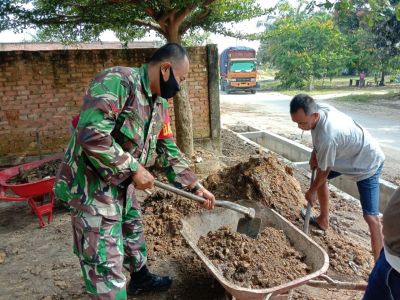 Wujudkan Kemanunggalan TNI Serta Mensukseskan TMMD Ke 110 Kodim 0313/KPR, Babinsa Goro Bersama Warga