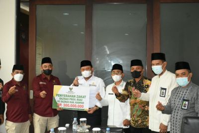 Zakat Produktif Dari Baznas Provinsi Riau, Bupati Kampar Terima 300 Juta